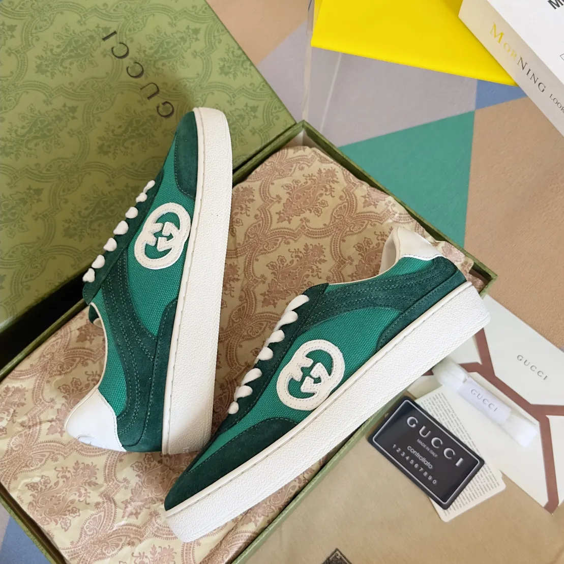 👟👟Ex-factory price 520👟👟Gucci Gucci's latest double G couple style casual sports shoes moral training shoes original purchase development and production production using innovative stitching technology to create a flowing texture like water. The leather design is paired with three-dimensional interlocking double-G leather patches and Gucci letter accessories, creating a free flowing texture of the entire shoe with a 3D effect. Fabric: Original custom imported first-layer cowhide. Lining: Original imported breathable mesh lining. Sole: Original molded T👟👟Ex-factory price U material. Size: 35-40# Men's model 39-45#